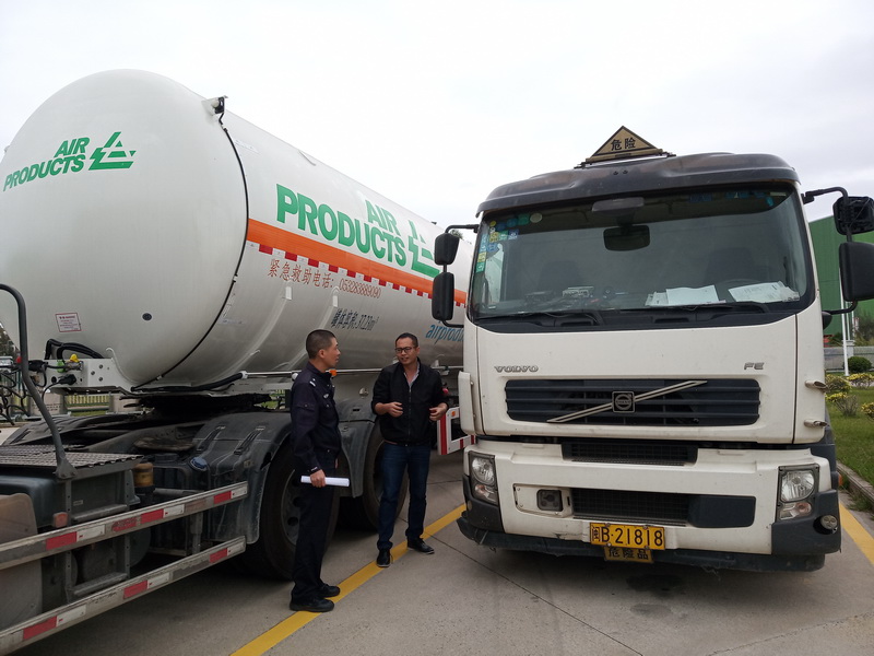 交警大队到危化品运输企业进行安全检查并开展宣传教育