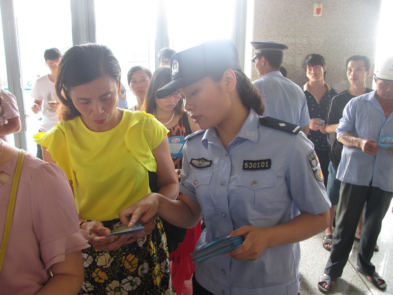 巡特警反恐大队到辖区开展党的十九大精神宣传活动